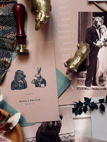 Le illustrazioni creano un'atmosfera festosa e divertente che trasmette gioia e felicità, creando un matrimonio mondo incantato a tema orsi.