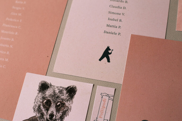 Le illustrazioni creano un'atmosfera festosa e divertente che trasmette gioia e felicità, creando un matrimonio mondo incantato a tema orsi.