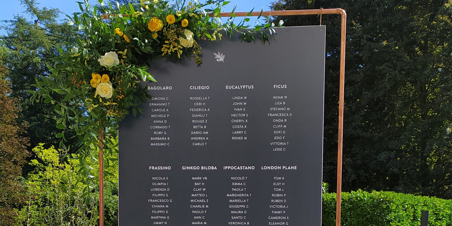 Un matrimonio tra tradizione e modernità le cui linee pulite riflettono l'eleganza, mentre il verde crea un legame con la natura circostante.