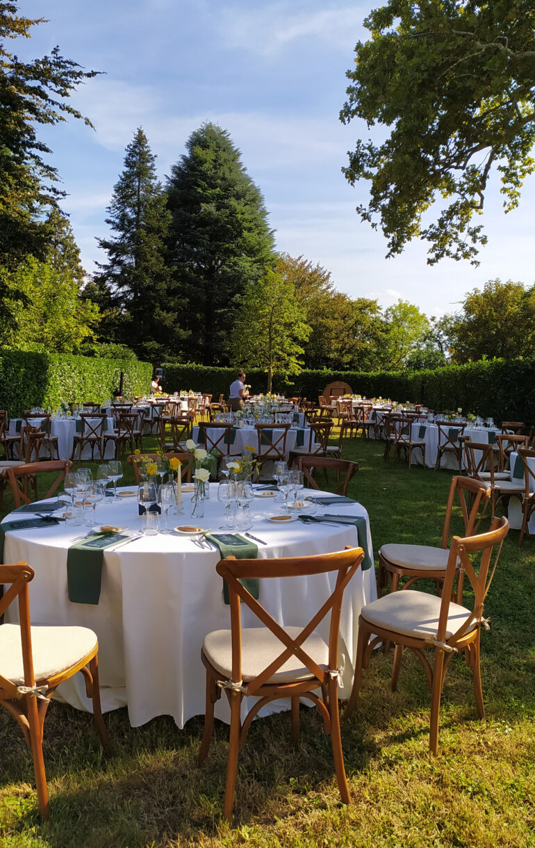 Un matrimonio tra tradizione e modernità le cui linee pulite riflettono l'eleganza, mentre il verde crea un legame con la natura circostante.