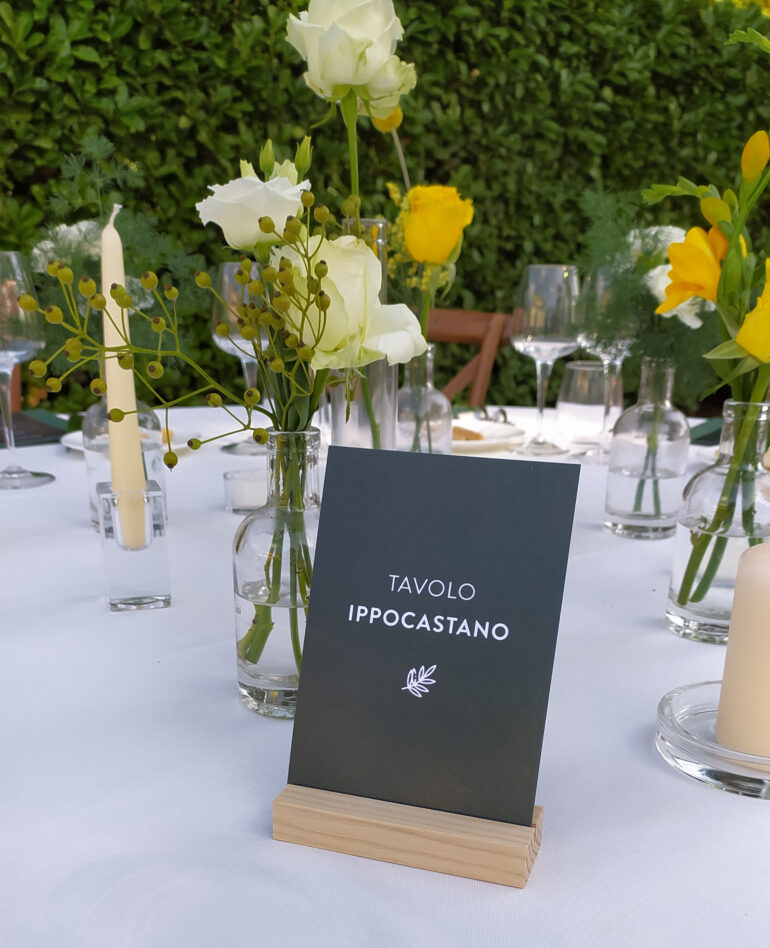 Un matrimonio tra tradizione e modernità le cui linee pulite riflettono l'eleganza, mentre il verde crea un legame con la natura circostante.