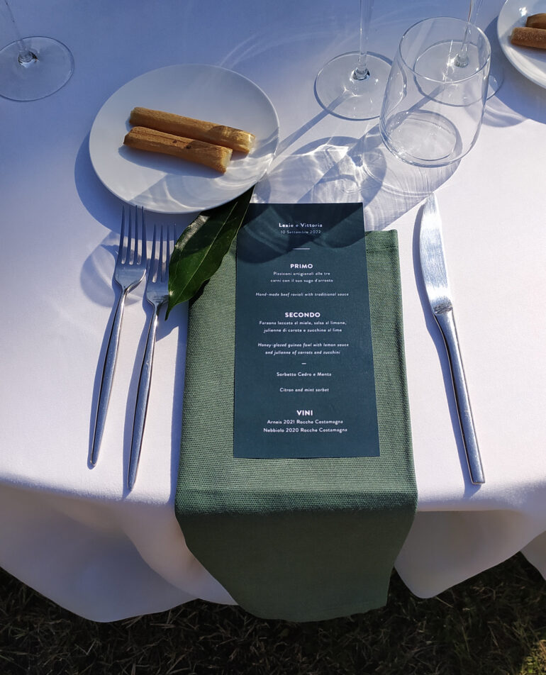 Un matrimonio tra tradizione e modernità le cui linee pulite riflettono l'eleganza, mentre il verde crea un legame con la natura circostante.